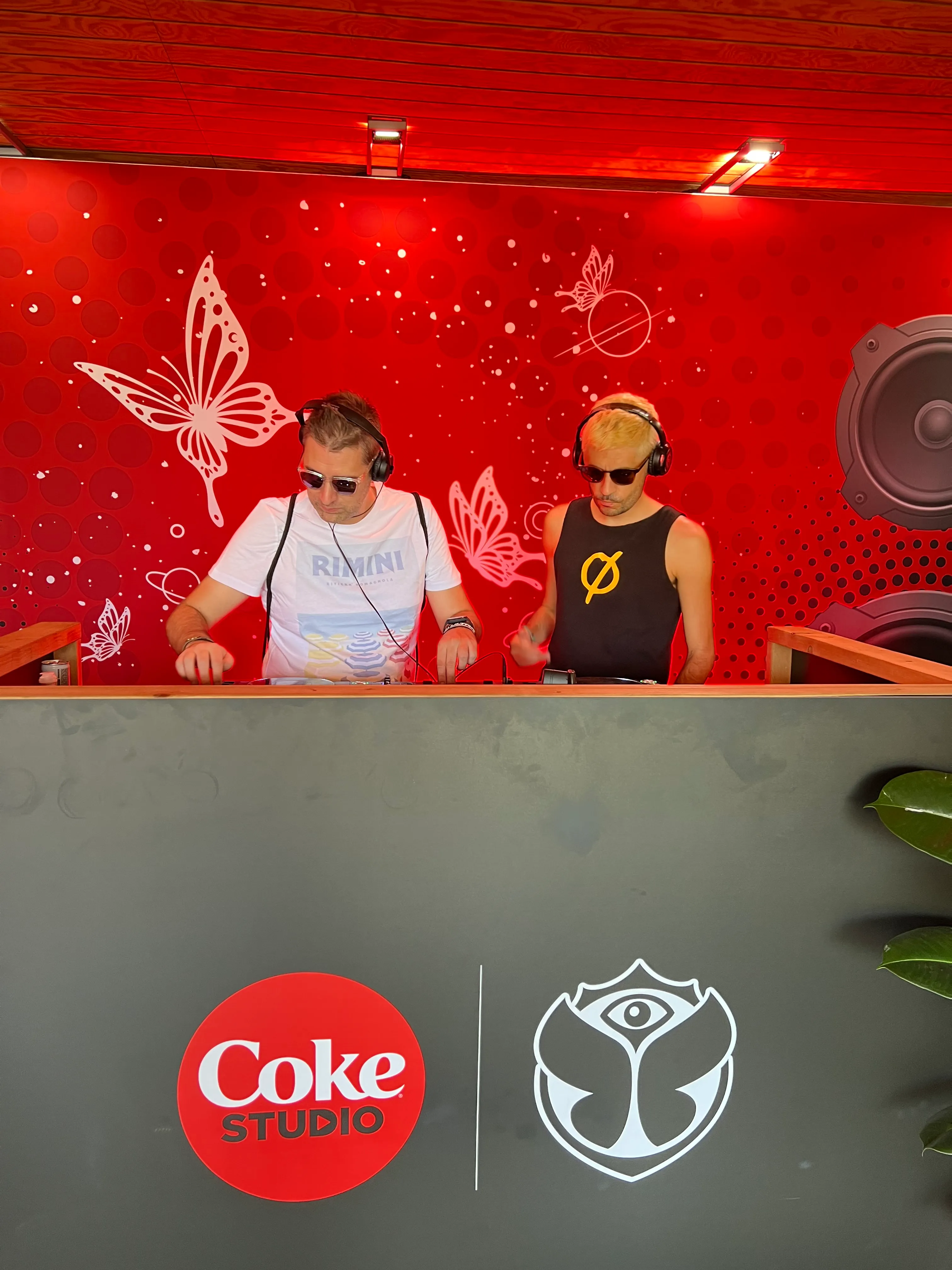 Tømma e GENNA FROM MAGNA ROMAGNA in consolle al Coke Studio di Tomorrowland